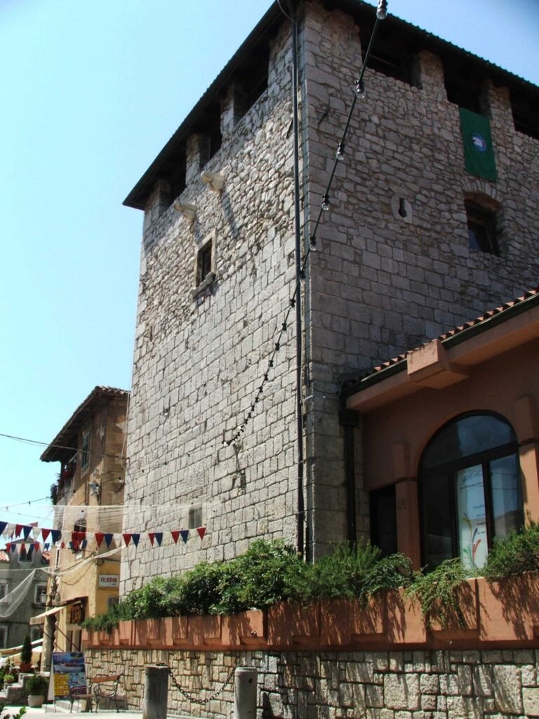 Stari grad Lovran stari grad old town kula city tower TZ Idi pa vidi